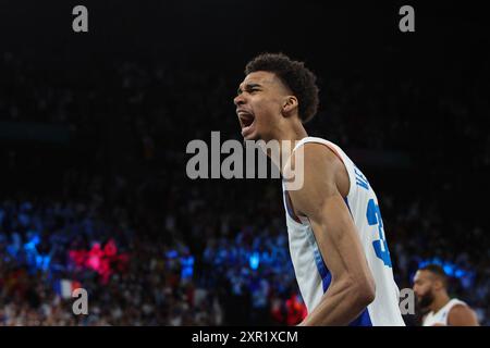 PARIS, FRANCE. 8 août 2024. Victor Wembanyama #32 de Team France célèbre lors du match de demi-finale de basket-ball masculin entre la France et l'Allemagne le treizième jour des Jeux Olympiques de Paris 2024 à Bercy Arena, Paris, France. Crédit : Craig Mercer/Alamy Live News Banque D'Images