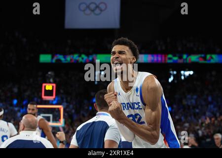 PARIS, FRANCE. 8 août 2024. Victor Wembanyama #32 de Team France célèbre lors du match de demi-finale de basket-ball masculin entre la France et l'Allemagne le treizième jour des Jeux Olympiques de Paris 2024 à Bercy Arena, Paris, France. Crédit : Craig Mercer/Alamy Live News Banque D'Images