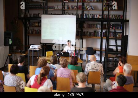 Odessa, Ukraine. 08 août 2024. Le public a vu écouter la conférence sur "Comment identifier les récits impériaux dans les médias russes" à la Bibliothèque universelle régionale d'Odessa. La conférence « Comment identifier les récits impériaux dans les médias russes » a été donnée à la Bibliothèque universelle régionale d'Odessa du nom de Grushevsky. Conférencière - Natalia Steblina vu donner des conférences au public, ils ont appris à disséquer les mythes russes modernes dans le contexte de l'agression militaire en cours de la Fédération de Russie. Crédit : SOPA images Limited/Alamy Live News Banque D'Images