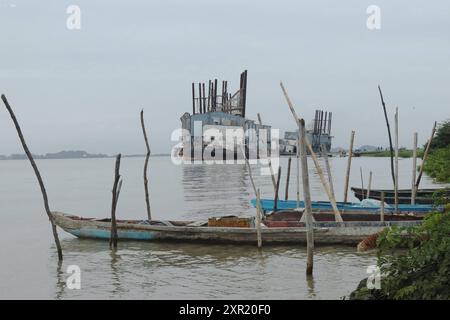 GYE BARGE LAS ESCLUSAS Guayaquil, jeudi 08 août 2024 secteur de la sous-station électrique Las Esclusas Celec, au sud de Guayaquil, où la barge turque de production d'électricité Emre Bey de la société Karpowership sera connecté les pêcheurs se rendent à l'endroit où entre canoës et trémails ils gagnent leur vie photos CÃ sar Munoz API Guayaquil Guayas Ecuador fin GYE BARCAZA LASESCLUSAS fec4d450178f73ffa4fae4eb5ecee09e Copyright : xCÃ sarxMunozx Banque D'Images