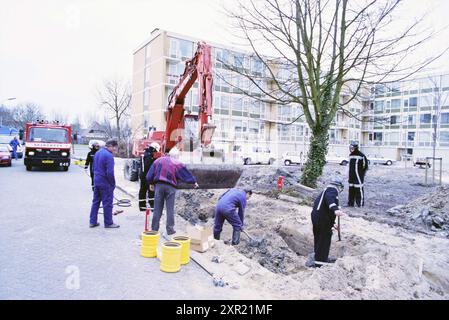 Fuite de gaz, Einsteinlaan, Badhoevedorp, Badhoevedorp, 10-03-1996, Whizgle Dutch News : des images historiques sur mesure pour l'avenir. Explorez le passé néerlandais avec des perspectives modernes grâce à des images d'agences néerlandaises. Concilier les événements d'hier avec les perspectives de demain. Embarquez pour un voyage intemporel avec des histoires qui façonnent notre avenir. Banque D'Images