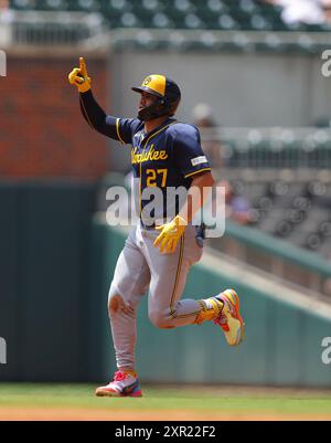 Atlanta, États-Unis. 08 août 2024. Willy Adames, arrêt court des Brewers de Milwaukee, célèbre après avoir frappé un home run en solo en troisième manche lors du match contre les Brewers de Milwaukee à Truist Park le jeudi 8 août 2024 à Atlanta, en Géorgie. Photo de Mike Zarrilli/UPI crédit : UPI/Alamy Live News Banque D'Images