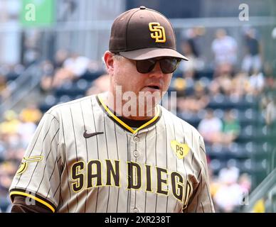 Pittsburgh, États-Unis. 08 août 2024. Mike Shildt (8 ans), entraîneur des Padres de San Diego, revient dans la dugout lors de la première manche contre les Pirates de Pittsburgh au PNC Park le jeudi 8 août 2024 à Pittsburgh. Photo par Archie Carpenter/UPI crédit : UPI/Alamy Live News Banque D'Images