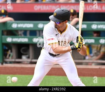 Pittsburgh, États-Unis. 08 août 2024. Bryan Reynolds (10), outfielder des Pirates de Pittsburgh, est touché par le terrain en troisième manche contre le San Diego Padresat PNC Park, jeudi 8 août 2024 à Pittsburgh. Photo par Archie Carpenter/UPI crédit : UPI/Alamy Live News Banque D'Images