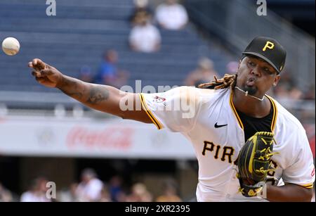 Pittsburgh, États-Unis. 08 août 2024. Le lanceur des Pirates de Pittsburgh Luis L. Ortiz (48) débute contre les Padres de San Diego au PNC Park le jeudi 8 août 2024 à Pittsburgh. Photo par Archie Carpenter/UPI crédit : UPI/Alamy Live News Banque D'Images