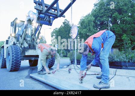 Travaux routiers en raison de la construction d'un petit rond-point, Heemskerk, Marquettelaan, 03-09-2003, Whizgle Dutch News : des images historiques sur mesure pour l'avenir. Explorez le passé néerlandais avec des perspectives modernes grâce à des images d'agences néerlandaises. Concilier les événements d'hier avec les perspectives de demain. Embarquez pour un voyage intemporel avec des histoires qui façonnent notre avenir. Banque D'Images