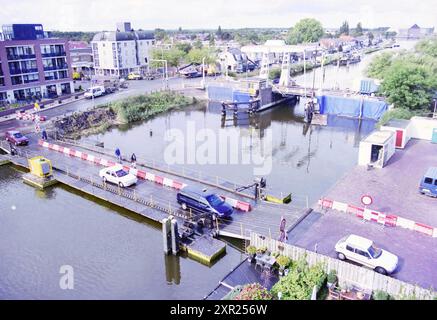 Pont d'urgence Ringvaart Zwanenburg, Zwanenburg, 28-09-2003, Whizgle Dutch News : des images historiques sur mesure pour l'avenir. Explorez le passé néerlandais avec des perspectives modernes grâce à des images d'agences néerlandaises. Concilier les événements d'hier avec les perspectives de demain. Embarquez pour un voyage intemporel avec des histoires qui façonnent notre avenir. Banque D'Images