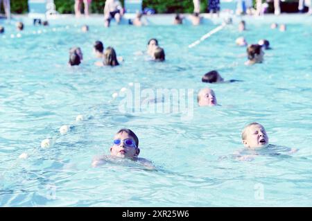 Quatre jours de natation, IJmuiden, IJmuiden, pays-Bas, 24-01-2001, Whizgle Dutch News : des images historiques sur mesure pour l'avenir. Explorez le passé néerlandais avec des perspectives modernes grâce à des images d'agences néerlandaises. Concilier les événements d'hier avec les perspectives de demain. Embarquez pour un voyage intemporel avec des histoires qui façonnent notre avenir. Banque D'Images