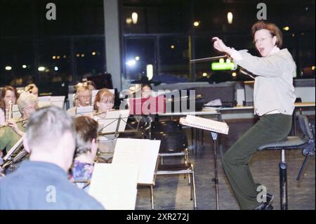 Hélène Andersson, chef d'orchestre de Spaarnebazuin, Haarlem, pays-Bas, 14-03-2001, Whizgle Dutch News : des images historiques sur mesure pour l'avenir. Explorez le passé néerlandais avec des perspectives modernes grâce à des images d'agences néerlandaises. Concilier les événements d'hier avec les perspectives de demain. Embarquez pour un voyage intemporel avec des histoires qui façonnent notre avenir. Banque D'Images