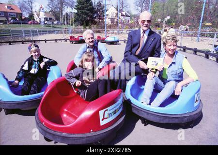 Tour-NED family, Linnaeushof, B'broek, Bennebroek, 25-04-1996, Whizgle Dutch News : des images historiques sur mesure pour l'avenir. Explorez le passé néerlandais avec des perspectives modernes grâce à des images d'agences néerlandaises. Concilier les événements d'hier avec les perspectives de demain. Embarquez pour un voyage intemporel avec des histoires qui façonnent notre avenir. Banque D'Images