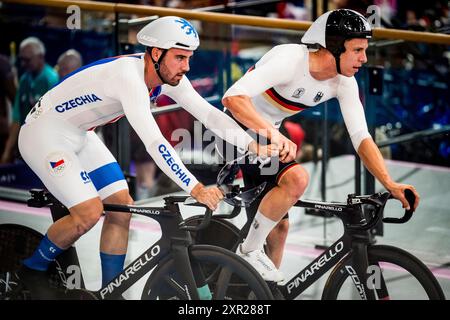 Saint Quentin en Yvelines, France. 08 août 2024. Jan Vones, de la République tchèque, à gauche, et Tim Torn Tautenberg, de l'Allemagne, participent à l'épreuve d'omnium masculin aux Jeux Olympiques de Paris, en France, le 8 août 2024. Crédit : Jaroslav Svoboda/CTK photo/Alamy Live News Banque D'Images