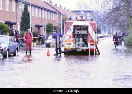 Éclatement de la conduite d'eau R. Holkade, 09-03-1998, Whizgle Dutch News : des images historiques sur mesure pour l'avenir. Explorez le passé néerlandais avec des perspectives modernes grâce à des images d'agences néerlandaises. Concilier les événements d'hier avec les perspectives de demain. Embarquez pour un voyage intemporel avec des histoires qui façonnent notre avenir. Banque D'Images