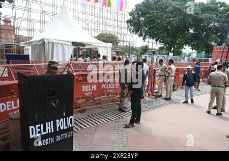New Delhi, Inde. 08 août 2024. NEW DELHI, INDE - 8 AOÛT : contrôle des agents de sécurité au Fort Rouge avant la célébration de la fête de l'indépendance le 8 août 2024 à New Delhi, Inde. (Photo de Sonu Mehta/Hindustan Times/Sipa USA) crédit : Sipa USA/Alamy Live News Banque D'Images