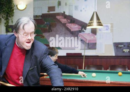 Billard pour handicapés mentaux, 08-02-1999, Whizgle Dutch News : images historiques adaptées à l'avenir. Explorez le passé néerlandais avec des perspectives modernes grâce à des images d'agences néerlandaises. Concilier les événements d'hier avec les perspectives de demain. Embarquez pour un voyage intemporel avec des histoires qui façonnent notre avenir. Banque D'Images