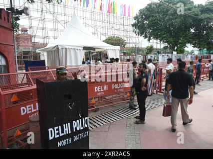 New Delhi, Inde. 08 août 2024. NEW DELHI, INDE - 8 AOÛT : contrôle des agents de sécurité au Fort Rouge avant la célébration de la fête de l'indépendance le 8 août 2024 à New Delhi, Inde. (Photo de Sonu Mehta/Hindustan Times/Sipa USA) crédit : Sipa USA/Alamy Live News Banque D'Images