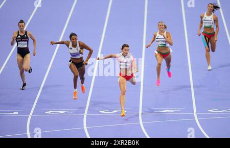 Paris, France. 8 août 2024. (De gauche à droite)Jade O'Dowda de Grande-Bretagne, Nafissatou Thiam de Belgique, Adrianna Sulek-Schubert de Pologne, Xenia Krizsan de Hongrie, Rita Nemes de Hongrie participent à l'heptathlon féminin d'athlétisme sur 200 m aux Jeux Olympiques de Paris 2024 à Paris, France, le 8 août 2024. Crédit : Xu Chang/Xinhua/Alamy Live News Banque D'Images