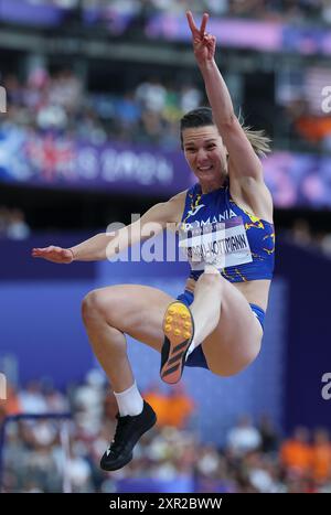 Paris, France. 8 août 2024. La roumaine Alina Rotaru-Kottmann participe à la finale féminine de saut en longueur d'athlétisme aux Jeux Olympiques de Paris 2024 à Paris, France, le 8 août 2024. Crédit : Li Ming/Xinhua/Alamy Live News Banque D'Images