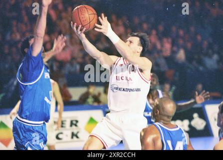 Match de basket-ball, Whizgle Dutch News : des images historiques conçues pour l'avenir. Explorez le passé néerlandais avec des perspectives modernes grâce à des images d'agences néerlandaises. Concilier les événements d'hier avec les perspectives de demain. Embarquez pour un voyage intemporel avec des histoires qui façonnent notre avenir. Banque D'Images