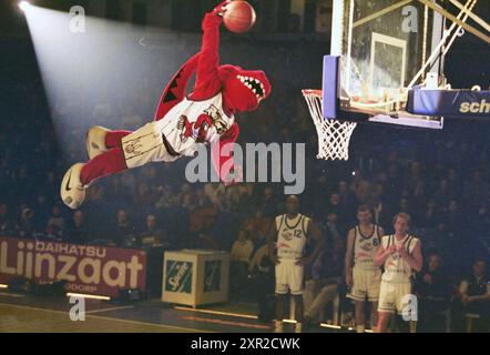 Match de basket-ball, Whizgle Dutch News : des images historiques conçues pour l'avenir. Explorez le passé néerlandais avec des perspectives modernes grâce à des images d'agences néerlandaises. Concilier les événements d'hier avec les perspectives de demain. Embarquez pour un voyage intemporel avec des histoires qui façonnent notre avenir. Banque D'Images