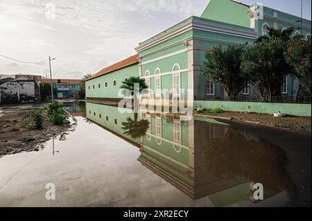 Réflexion de l'Institut national des Archives après la pluie, Praia, île de Santiago, Cap Vert Banque D'Images