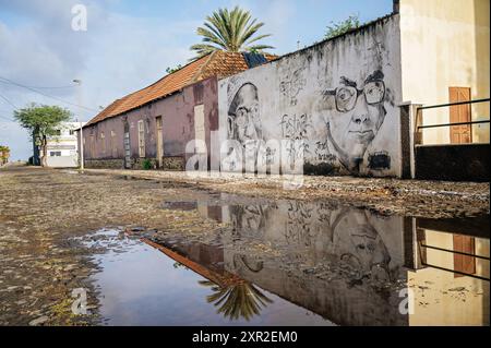 Réflexion après la pluie dans une rue de Tarrafal, île de Santiago, Cap Vert Banque D'Images