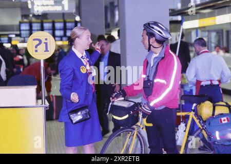 Travailleur de vacances, Jasmijn KLM. Schiphol., 24-06-1996, Whizgle Dutch News : des images historiques sur mesure pour l'avenir. Explorez le passé néerlandais avec des perspectives modernes grâce à des images d'agences néerlandaises. Concilier les événements d'hier avec les perspectives de demain. Embarquez pour un voyage intemporel avec des histoires qui façonnent notre avenir. Banque D'Images