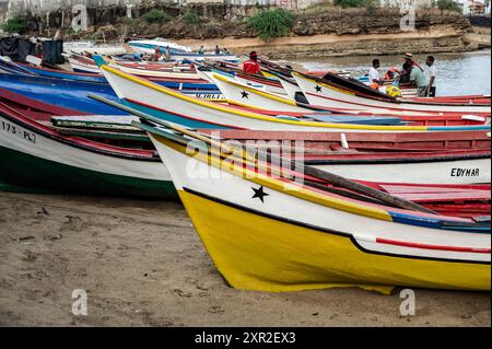 Bateaux de pêcheurs Tarrafal, île de Santiago, Cap-Vert Banque D'Images