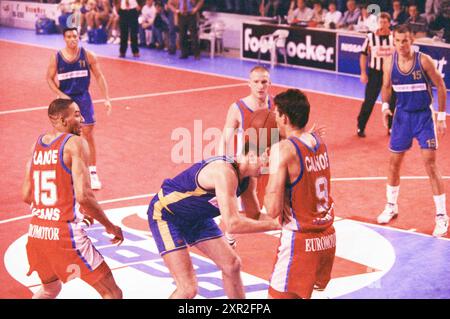 Tournoi de basket-ball, Whizgle Dutch News : des images historiques sur mesure pour l'avenir. Explorez le passé néerlandais avec des perspectives modernes grâce à des images d'agences néerlandaises. Concilier les événements d'hier avec les perspectives de demain. Embarquez pour un voyage intemporel avec des histoires qui façonnent notre avenir. Banque D'Images