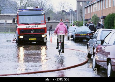 Éclatement de la conduite d'eau R. Holkade, 09-03-1998, Whizgle Dutch News : des images historiques sur mesure pour l'avenir. Explorez le passé néerlandais avec des perspectives modernes grâce à des images d'agences néerlandaises. Concilier les événements d'hier avec les perspectives de demain. Embarquez pour un voyage intemporel avec des histoires qui façonnent notre avenir. Banque D'Images
