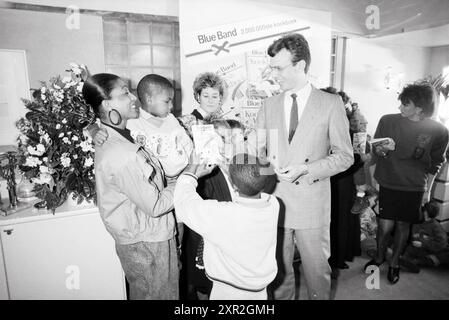 2 millionth Blue Band livre de cuisine Bokkedoorns, livres et libraires, Restaurant, présentation, Overveen, Zeeweg, 22-11-1989, Whizgle Dutch News : des images historiques sur mesure pour l'avenir. Explorez le passé néerlandais avec des perspectives modernes grâce à des images d'agences néerlandaises. Concilier les événements d'hier avec les perspectives de demain. Embarquez pour un voyage intemporel avec des histoires qui façonnent notre avenir. Banque D'Images