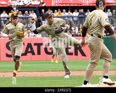 Pittsburgh, États-Unis. 08 août 2024. San Diego Padres Manny Machado (13 ans) lance en tête pour terminer la sixième manche contre les Pirates de Pittsburgh au PNC Park le jeudi 8 août 2024 à Pittsburgh. Photo par Archie Carpenter/UPI crédit : UPI/Alamy Live News Banque D'Images