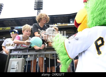 Pittsburgh, États-Unis. 08 août 2024. Pittsburgh PiratesMascot signe des autographes avant le début du match avec les Padres de San Diego au PNC Park le jeudi 8 août 2024 à Pittsburgh. Photo par Archie Carpenter/UPI crédit : UPI/Alamy Live News Banque D'Images