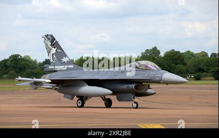 Royal Jordanian Air Force F-16AM Fighting Falcon à l'arrivée au Royal International Air Tattoo 2024 Banque D'Images