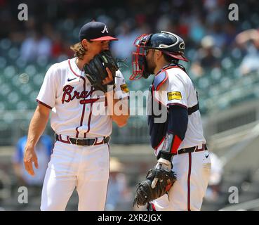 Atlanta, États-Unis. 08 août 2024. Parker Dunshee, lanceur des Braves d'Atlanta, s'entretient avec Travis d'Arnaud, lors du match contre les Brewers de Milwaukee au Truist Park le jeudi 8 août 2024 à Atlanta, en Géorgie. Photo de Mike Zarrilli/UPI crédit : UPI/Alamy Live News Banque D'Images