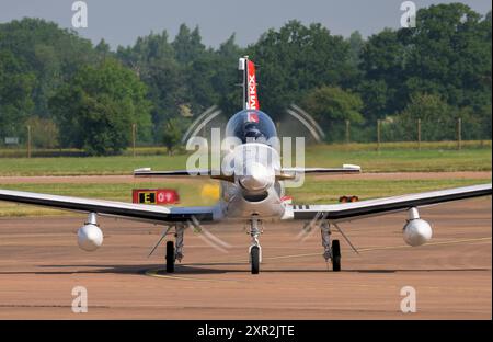 Swiss Pilatus PC-7 MKX à l'arrivée au Royal International Air Tattoo 2024 Banque D'Images