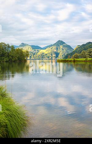 Vue sereine des montagnes illuminées près de Lucerne, Suisse avec le lac Alpnach au premier plan. Banque D'Images