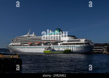 Navire de croisière Amera au quai Skoltegrunnskaien dans le port de Bergen, Norvège. Réception de bunkers du pétrolier Haltbakk Viking Banque D'Images