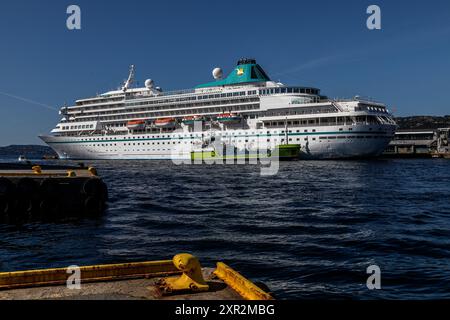 Navire de croisière Amera au quai Skoltegrunnskaien dans le port de Bergen, Norvège. Réception de bunkers du pétrolier Haltbakk Viking Banque D'Images