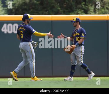 Atlanta, États-Unis. 08 août 2024. Les Brewers de Milwaukee surpassent Garrett Mitchell (à gauche) et Sal Frelick se serrent la main après le match contre les Braves d’Atlanta à Truist Park le jeudi 8 août 2024 à Atlanta, en Géorgie. Photo de Mike Zarrilli/UPI crédit : UPI/Alamy Live News Banque D'Images