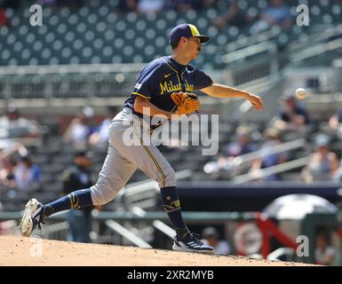 Atlanta, États-Unis. 08 août 2024. Hoby Milner, lanceur des Brewers de Milwaukee, lance un terrain en huitième manche lors du match contre les Braves d’Atlanta à Truist Park le jeudi 8 août 2024 à Atlanta, en Géorgie. Photo de Mike Zarrilli/UPI crédit : UPI/Alamy Live News Banque D'Images