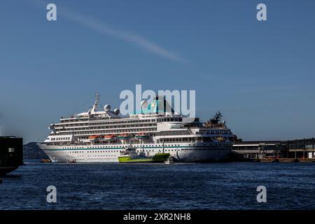 Navire de croisière Amera au quai Skoltegrunnskaien dans le port de Bergen, Norvège. Réception de bunkers du pétrolier Haltbakk Viking Banque D'Images