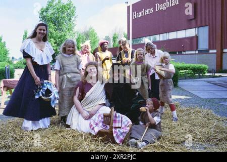 Petit-déjeuner Breughelian à Haarlems Dagblad, Haarlem, pays-Bas, 25-05-1995, Whizgle Dutch News : images historiques sur mesure pour l'avenir. Explorez le passé néerlandais avec des perspectives modernes grâce à des images d'agences néerlandaises. Concilier les événements d'hier avec les perspectives de demain. Embarquez pour un voyage intemporel avec des histoires qui façonnent notre avenir. Banque D'Images