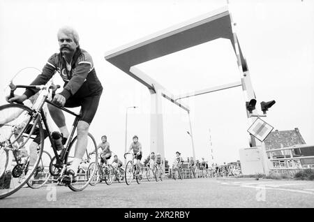 Tour de moustiques au pont Spaarndam, Muggeronde, 27-07-1986, Whizgle Dutch News : images historiques sur mesure pour l'avenir. Explorez le passé néerlandais avec des perspectives modernes grâce à des images d'agences néerlandaises. Concilier les événements d'hier avec les perspectives de demain. Embarquez pour un voyage intemporel avec des histoires qui façonnent notre avenir. Banque D'Images