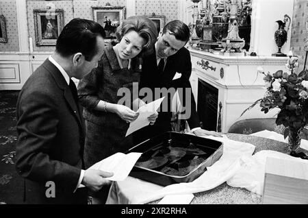 Offrir des cadeaux à la princesse Beatrix et au prince Claus, Kon. Visites et réceptions, personnes, funérailles, 26-02-1966, Whizgle Dutch News : images historiques sur mesure pour l'avenir. Explorez le passé néerlandais avec des perspectives modernes grâce à des images d'agences néerlandaises. Concilier les événements d'hier avec les perspectives de demain. Embarquez pour un voyage intemporel avec des histoires qui façonnent notre avenir. Banque D'Images