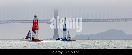 Baie de San Francisco, Californie - 14 juillet 2024 : équipes Canada et France courent 45 pieds de catamarans à footing à travers la baie près du Golden Gate Bridge, au nord Banque D'Images