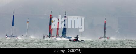 Baie de San Francisco, Californie - 14 juillet 2024 : 45 pieds foiling Catamarans course à travers la baie dans la compétition internationale de voile GP Banque D'Images