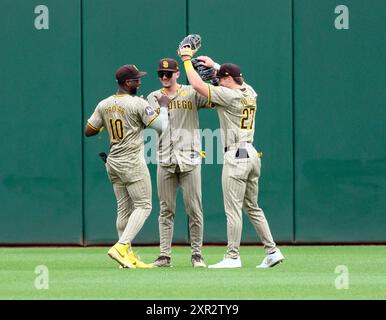 Pittsburgh, États-Unis. 08 août 2024. San Diego Padres Outfielders célèbre la victoire 7-6 contre les Pirates de Pittsburgh au PNC Park le jeudi 8 août 2024 à Pittsburgh. Photo par Archie Carpenter/UPI crédit : UPI/Alamy Live News Banque D'Images