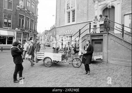 Apposer des pancartes Haarlem armes nucléaires libérées par de jeunes socialistes, Borden, Haarlem, pays-Bas, 20-02-1988, Whizgle Dutch News : des images historiques sur mesure pour l'avenir. Explorez le passé néerlandais avec des perspectives modernes grâce à des images d'agences néerlandaises. Concilier les événements d'hier avec les perspectives de demain. Embarquez pour un voyage intemporel avec des histoires qui façonnent notre avenir. Banque D'Images