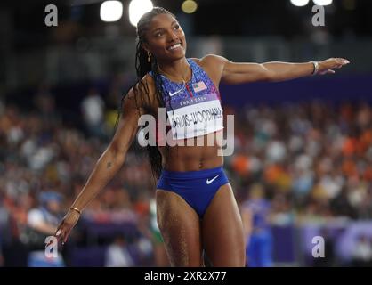 Paris, France. 08 août 2024. Tara Davis-Woodhall, des États-Unis, célèbre après avoir remporté la médaille d'or du saut en longueur féminin à la compétition d'athlétisme des Jeux Olympiques de Paris 2024 au stade de France à Paris, France, le jeudi 8 août 2024. Photo de Hugo Philpott/UPI. Crédit : UPI/Alamy Live News Banque D'Images