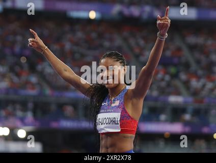 Paris, France. 08 août 2024. Tara Davis-Woodhall, des États-Unis, célèbre après avoir remporté la médaille d'or du saut en longueur féminin à la compétition d'athlétisme des Jeux Olympiques de Paris 2024 au stade de France à Paris, France, le jeudi 8 août 2024. Photo de Hugo Philpott/UPI. Crédit : UPI/Alamy Live News Banque D'Images